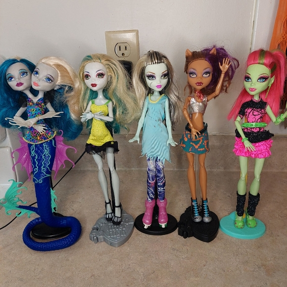 Lot of 5 Monster High Dolls W/ Outfits and Stands.